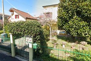 Casa singola con giardino e garage doppio