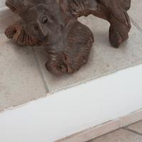 Scultura antica su tronco d'albero