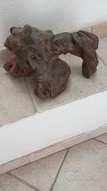 Scultura antica su tronco d'albero