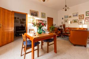 Esclusiva villa con ampio giardino privato