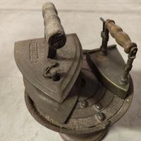 Due ferri da stiro con la base antici (ghisa)