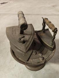 Due ferri da stiro con la base antici (ghisa)