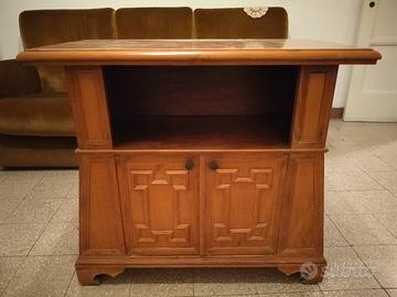 Mobile per televisione vintage con rotelle