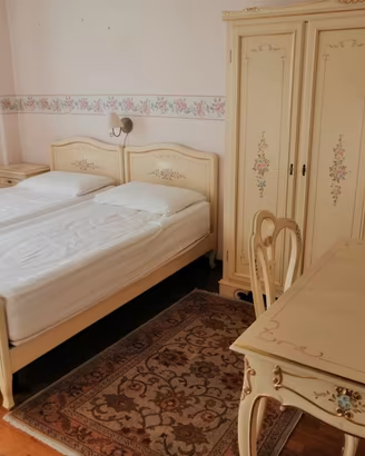 2 letti in legno decorazioni floreali