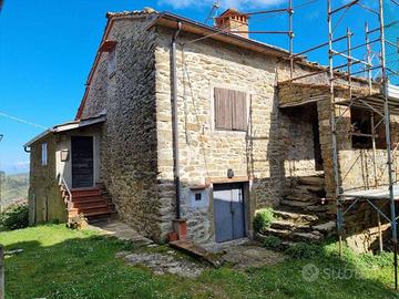 Rustico / Casale di 300 m² con box auto a Arezzo