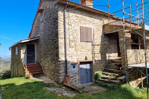 Rustico / Casale di 300 m² con box auto a Arezzo