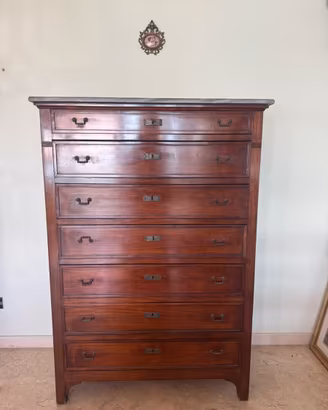 Cassettiera antica in legno con base di marmo