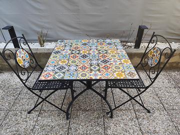 Tavolo e sedie in maiolica 