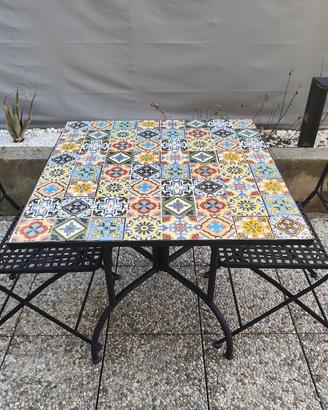Tavolo e sedie in maiolica 