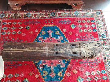 tavolino da salotto fatto con travi antiche 