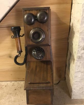 Telefono a muro antico