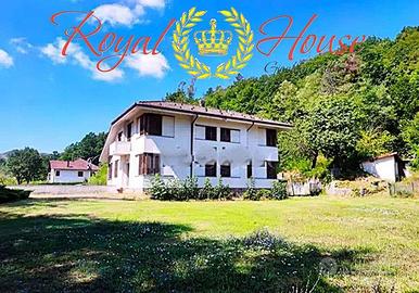 Villa di 632 m² con più di 5 locali e box auto dop