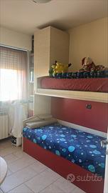 cameretta bambino con letto a ponte