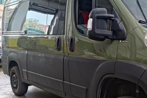 Furgone semi camper con struttura amovibile.