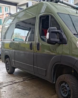 Furgone semi camper con struttura amovibile.