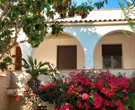 Villa con ampio giardino e vista mare