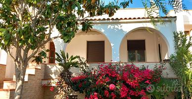 Villa con ampio giardino e vista mare