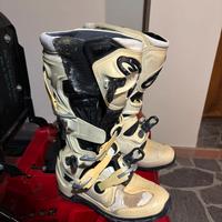 blocco Stivali - Pantaloni - Casco