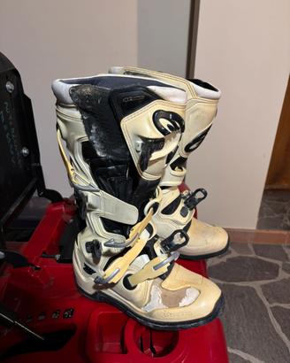 blocco Stivali - Pantaloni - Casco