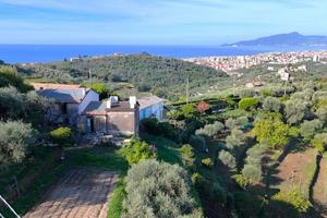 CASA DI CORTE A LAVAGNA