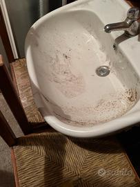 Lavandino in ceramica con rubinetto