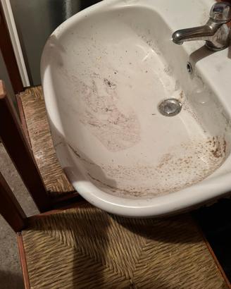 Lavandino in ceramica con rubinetto
