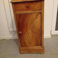 Comodino in legno antico
