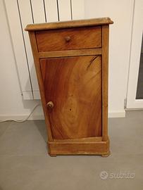 Comodino in legno antico