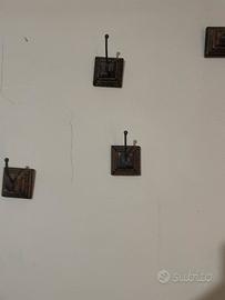 Gruppo 4 appendini in legno e metallo