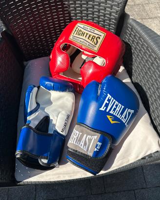 Guantoni e caschetto boxe