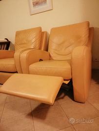 Due poltrone in pelle con relax