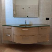 Lavabo con top in vetro verde