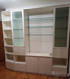 Mobile libreria in legno laccato con vetrine