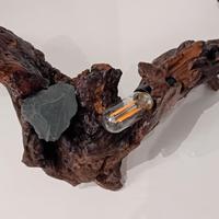 Lampada in radice di legno con lampadina LED