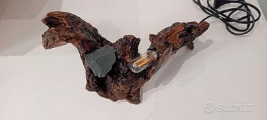 Lampada in radice di legno con lampadina LED