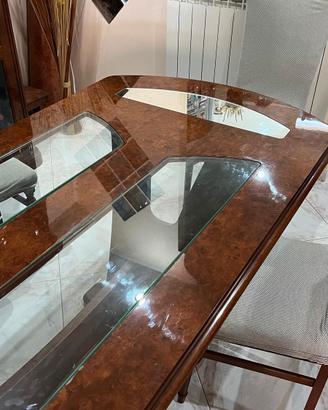 Tavolo da pranzo in legno con vetro di cristallo