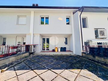 VILLA A SCHIERA A L'AQUILA