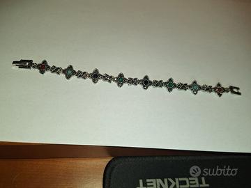 Bracciale con pietre colorate

