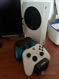 Xbox serie s + 2 pad + stazione ricarica pad