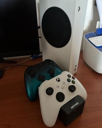 Xbox serie s + 2 pad + stazione ricarica pad