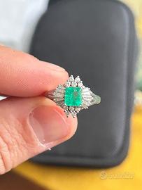 Anello con smeraldo e diamanti