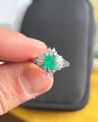 Anello con smeraldo e diamanti