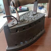 Antico ferro da stiro a carbone in ghisa