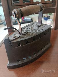 Antico ferro da stiro a carbone in ghisa