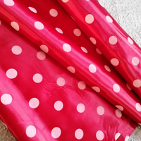 Tessuto raso rosso a pois