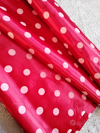 Tessuto raso rosso a pois
