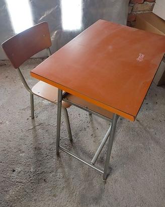 Vecchio banchetto con sedia per bambino da Asilo