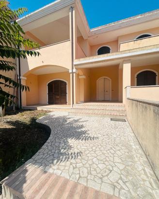 Villa con taverna e box auto