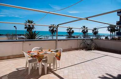 Appartamento con ampio terrazzo in riva al mare