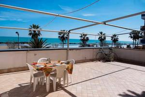 Appartamento con ampio terrazzo in riva al mare